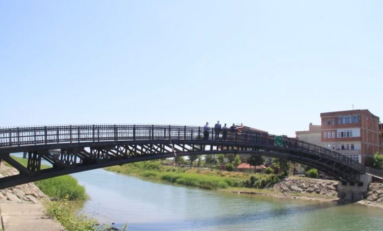 Araklı'da yılların özlemi yaya köprü faaliyete geçti